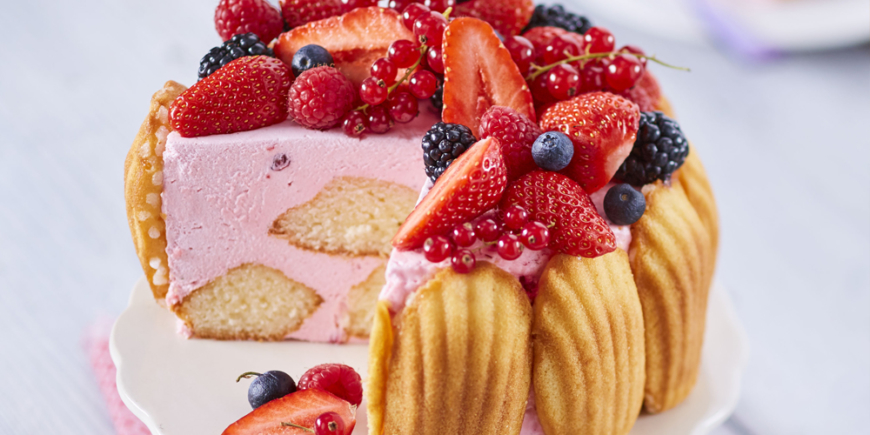 CHARLOTTE DE MADELEINES ET MOUSSE DE FRUITS ROUGES