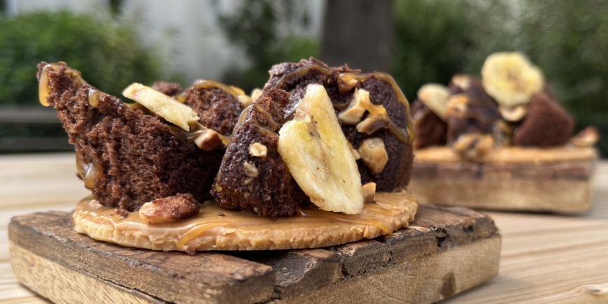 TARTE MUFFINS AU BEURRE DE CACAHUÈTE ET CHIPS DE BANANE